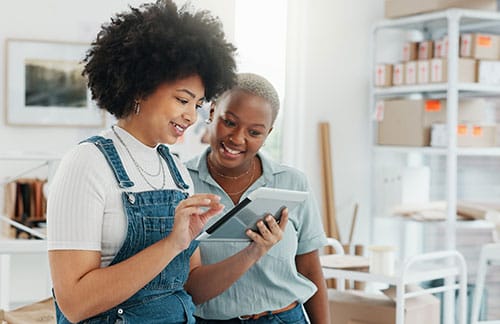 AdobeStock_566200890_ID783 Women looking at e-commerce webshop