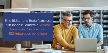 Risiko- und Bedarfsanalyse von zwei Mitarbeitern am Laptop vonTrueCommerce